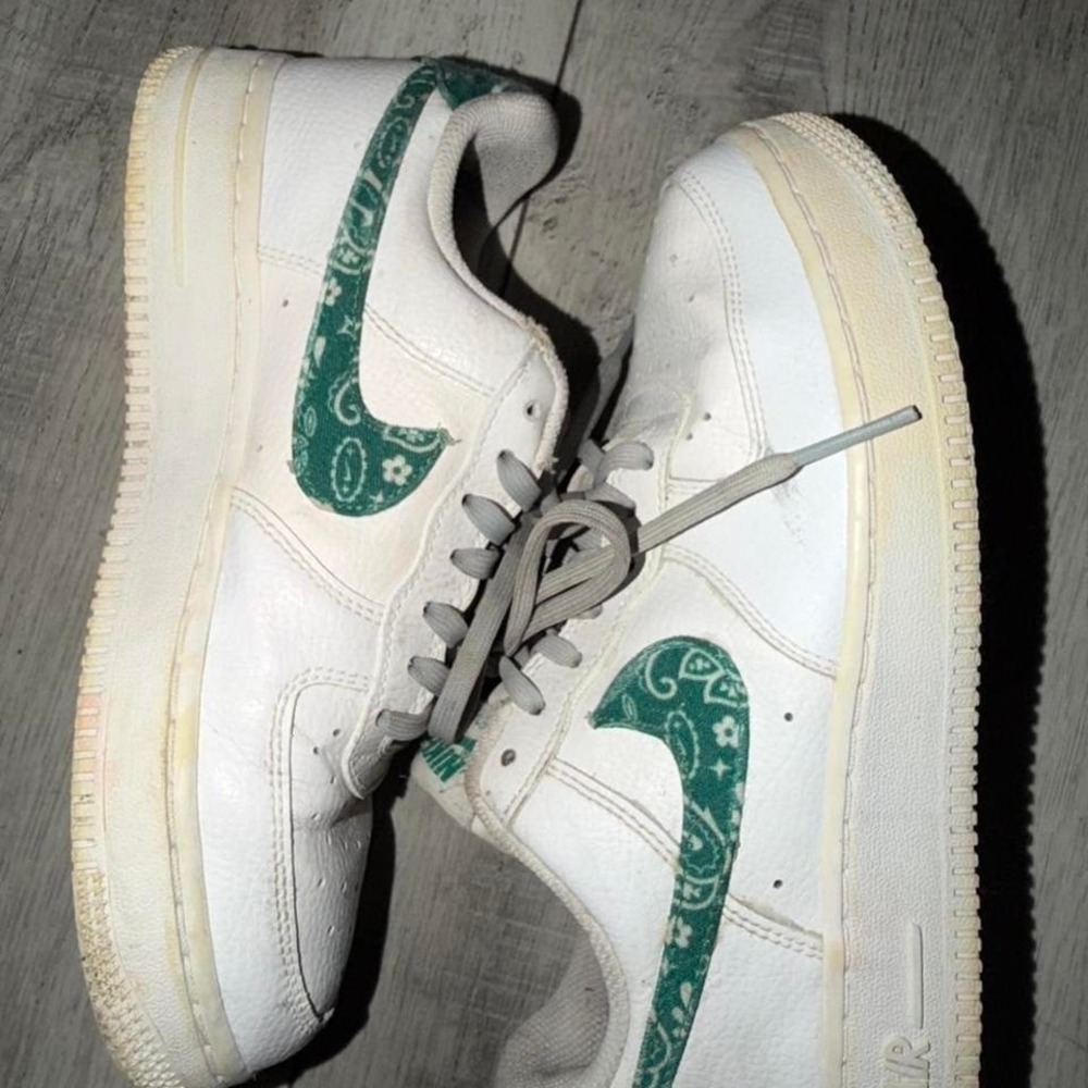 Nike Air Force 1 girls shoe size 6.5 missing insoles